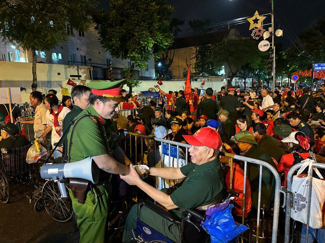 Hình ảnh đẹp của lực lượng Công an Thủ đô trong đêm 29-8