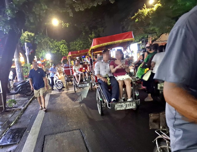 Nhiều người trải nghiệm dịch vụ xích lô tại phố cổ của Hà Nội. Ảnh: Quỳnh Mai.