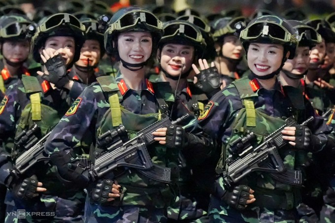 Khối nữ Biệt động vẫy chào người dân trên đường Văn Cao trong đêm sơ duyệt 27/8. Ảnh: Tùng Đinh