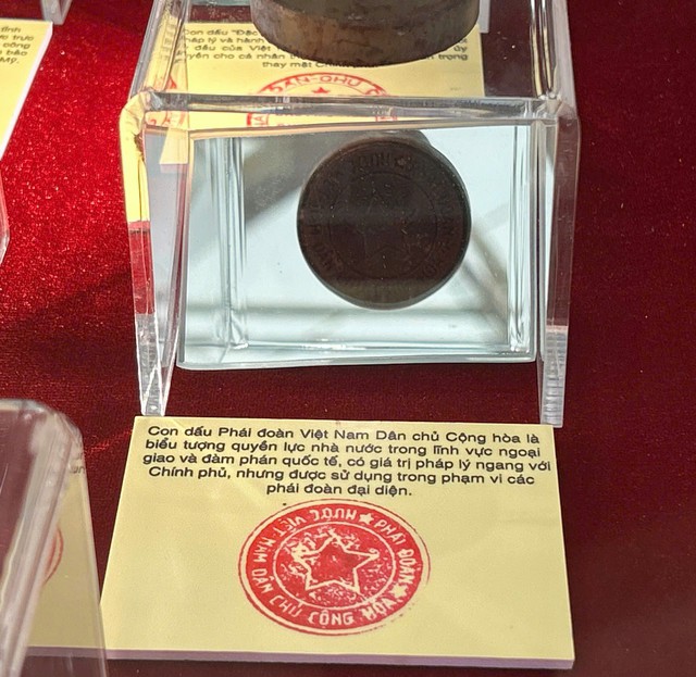 Con dấu Phái đoàn Việt Nam Dân chủ Cộng hoà