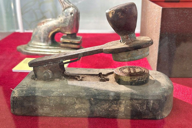 Con dấu nổi hai mặt của Chủ tịch Chính phủ Việt Nam Dân chủ Cộng hoà, được sử dụng trên các văn bản sắc lệnh, quyết định quan trọng và văn bản ngoại giao đặc biệt.