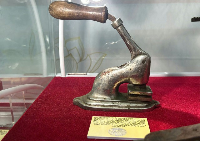 Con dấu dập nổi của Ủy ban Hành chính Liên khu III, là công cụ pháp lý, biểu tượng quyền lực của Nhà nước Việt Nam Dân chủ Cộng hòa tại vùng Đồng bằng Bắc Bộ trong giai đoạn kháng chiến chống Pháp. Dấu được dùng để đóng trên các văn bản hành chính, pháp lý, nhân sự, kinh tế, quốc phòng, nhằm xác thực và bảo đảm giá trị pháp lý cao, khó làm giả.