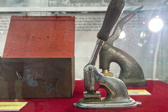 Con dấu nổi của Ban Giao tế Trung ương (Việt Nam Dân chủ Cộng hoà), mang ý nghĩa xác nhận pháp lý - ngoại giao cao nhất của cơ quan phụ trách đối ngoại cấp Trung ương, thường được đóng trên công hàm, thư từ ngoại giao, giấy thông hành, văn bản hợp tác quốc tế và giấy tờ ngoại giao đặc biệt.