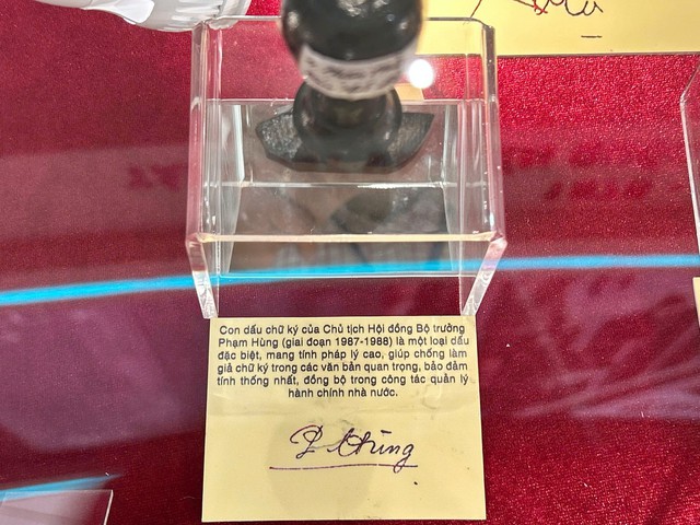 Con dấu chữ ký của Chủ tịch Hội đồng Bộ trưởng Phạm Hùng