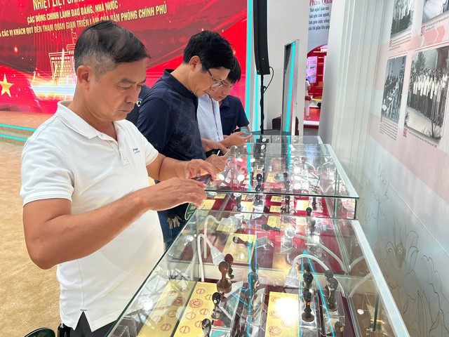Người dân tham quan khu trưng bày các con dấu của Chính phủ, lãnh đạo Chính phủ qua các thời kỳ