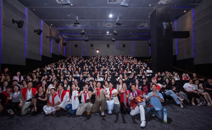 Êkíp phim "Mưa đỏ" (hàng đầu) giao lưu với khán giả Hà Nội trong buổi cine-tour hôm 28/8. Ảnh: Thanh Huyền