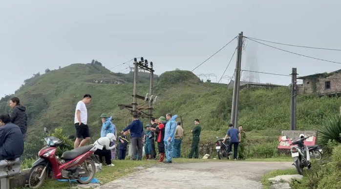 Khu vực phát hiện thi thể nạn nhân trong xe ô tô. Ảnh: MXH