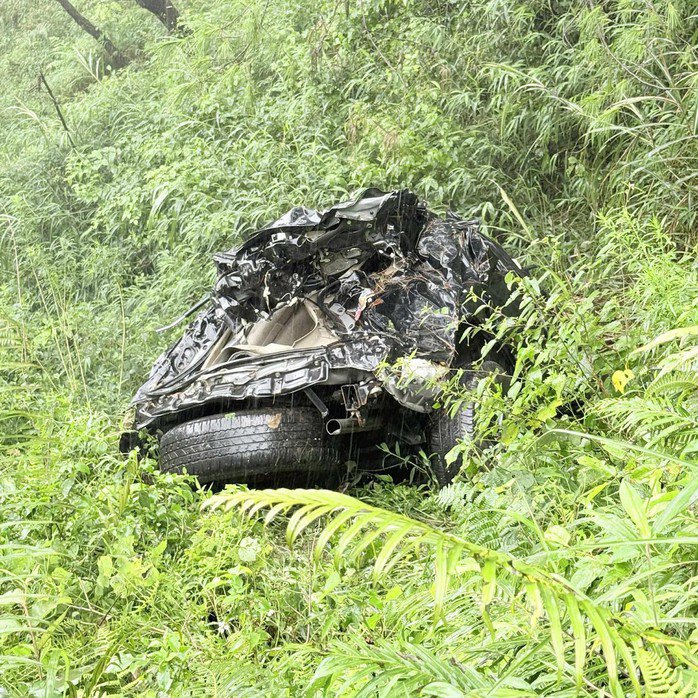 Thi thể nạn nhân được phát hiện trong xe ô tô dập nát. Ảnh: MXH