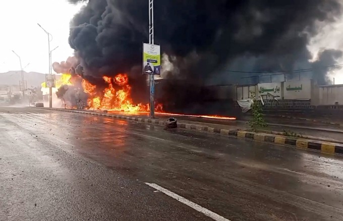 Đám cháy lớn sau khi Israel không kích một số khu vực ở thủ đô Sanaa của Yemen ngày 24/8. Ảnh: AFP