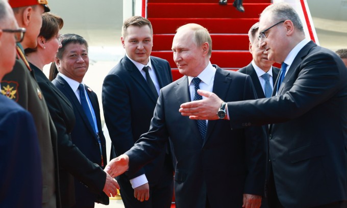 Ông Putin tại sân bay Thiên Tân hôm 31/8. Ảnh: TASS