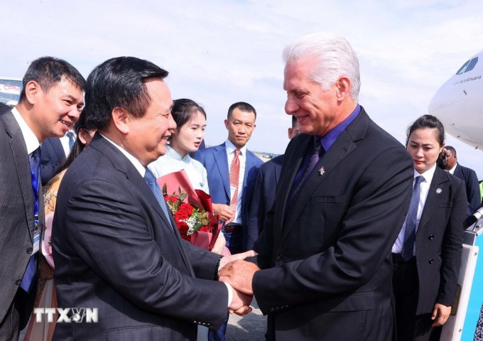 Ông Nguyễn Xuân Thắng, Ủy viên Bộ Chính trị, đón Bí thư Thứ nhất, Chủ tịch Cuba và phu nhân tại sân bay quốc tế Nội Bài. Ảnh: TTXVN