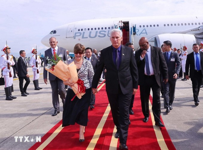 Bí thư Thứ nhất, Chủ tịch Cuba Miguel Diaz-Canel Bermudez và phu nhân tại sân bay Nội Bài sáng 31/8. Ảnh: TTXVN