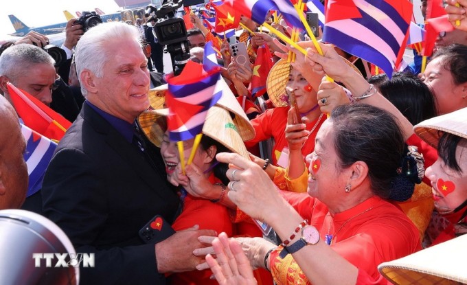 Bí thư Thứ nhất, Chủ tịch Cuba Miguel Diaz-Canel Bermudez giao lưu với người dân tại sân bay. Ảnh: TTXVN