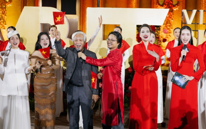 Nhà sử học Dương Trung Quốc (thứ ba từ trái sang) cùng các khách mời hòa giọng.