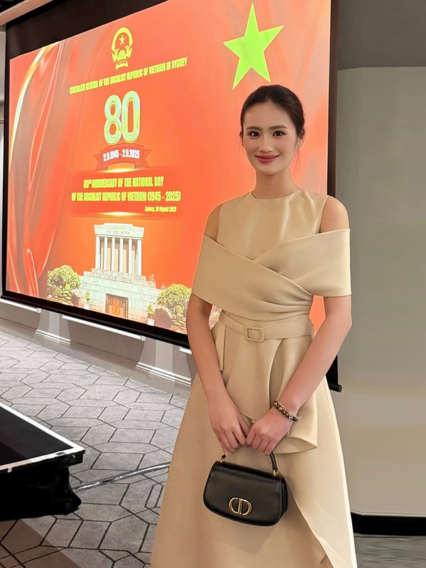 Hôm 28/8, hoa hậu Ý Nhi chia sẻ hình ảnh tham dự lễ kỷ niệm 80 năm Quốc khánh Việt Nam tại Sydney, Australia, nơi cô đang theo học. Người đẹp diện chiếc đầm thiết kế phong cách sang trọng, thanh lịch, kết hợp cùng mẫu túi Dior trên tay.