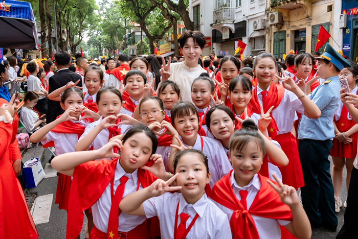 Phương Oanh mặc áo dài đỏ thả tim, Hồng Diễm bật cười khi Tăng Duy Tân bị trêu - 2
