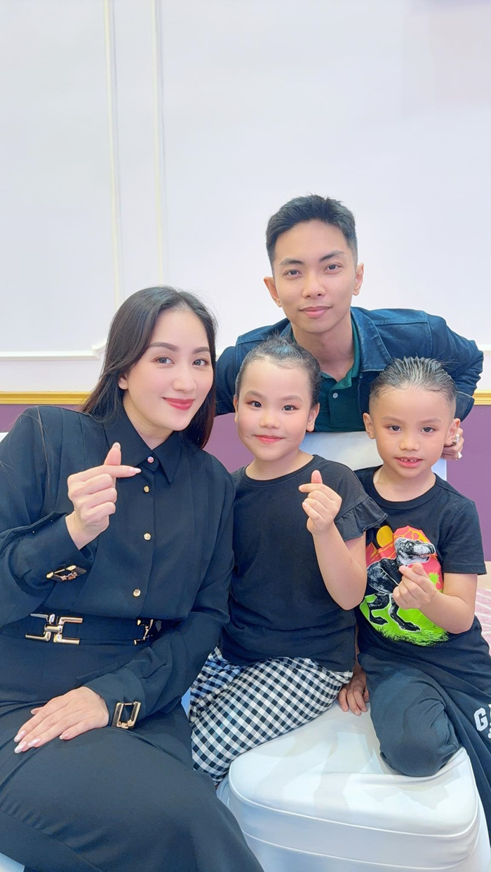 Phương Oanh mặc áo dài đỏ thả tim, Hồng Diễm bật cười khi Tăng Duy Tân bị trêu - 12