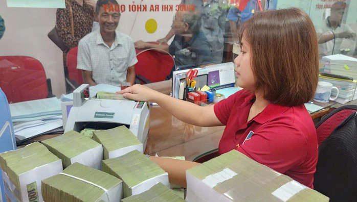 Nhiều ngân hàng đang làm việc xuyên lễ để bảo đảm việc chuyển tiền, rút tiền mặt tặng quà cho nhân dân kịp thời, đúng quy định