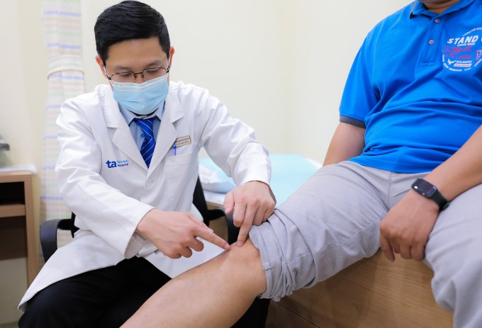 Bác sĩ Ơn kiểm tra tình trạng chức năng khớp gối của người bệnh. Ảnh: Phòng khám Đa khoa Tâm Anh Quận 7