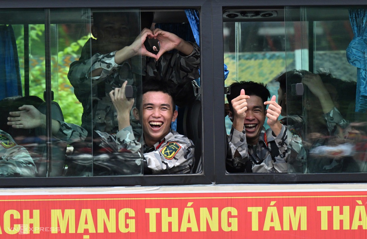 Lên xe về đơn vị, chiến sĩ vẫn nhiệt tình thả tim với người dân. Ảnh: Giang Huy