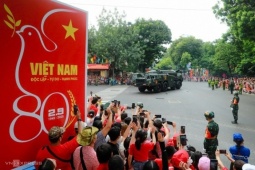 Bi hài chuyện giữ chỗ xem diễu binh