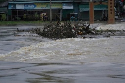 Nước lũ cuồn cuộn đổ về, cầu ngập sâu cả mét