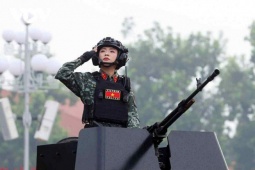 Nữ chiến sĩ đứng trên xe bọc thép diễu binh, thần thái tự tin 'gây sốt'