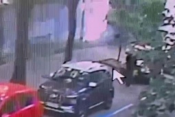 Khoảnh khắc cựu chủ tịch quốc hội Ukraine bị bắn gục trên phố