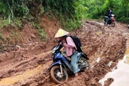 Đường đến trường ‘vừa đi, vừa ngã’ của giáo viên cắm bản ở Điện Biên
