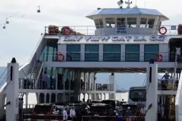 Cảnh lạ ở bến phà ra Cát Bà du lịch dịp 2/9