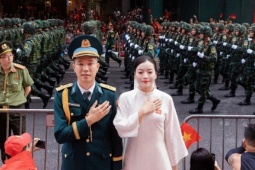 Bạn trẻ - Cuộc sống - Ảnh cưới của chú rể quân nhân trong buổi tổng duyệt A80 gây sốt