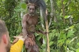 YouTuber suýt bị tấn công khi xâm nhập vùng đất của "bộ tộc ăn thịt người"