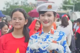 Bạn trẻ - Cuộc sống - Nhan sắc gây sốt của nữ chiến sĩ A80
