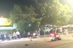 CLIP: Tránh xe đạp, tài xế xe máy văng vào ô tô tải, tử vong tại chỗ