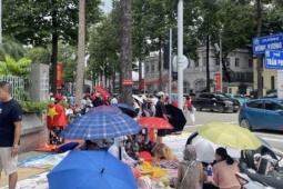 Tin tức trong ngày - Dầm mưa dãi nắng giữ chỗ sớm 2 ngày để xem diễu binh 2/9