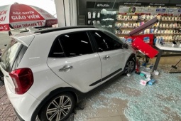 Ôtô lao vào cửa hàng điện thoại