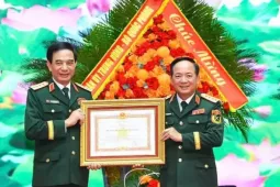 Tin tức trong ngày - Trao Huân chương Quân công tặng Đại tướng Phan Văn Giang và lãnh đạo Bộ Quốc phòng