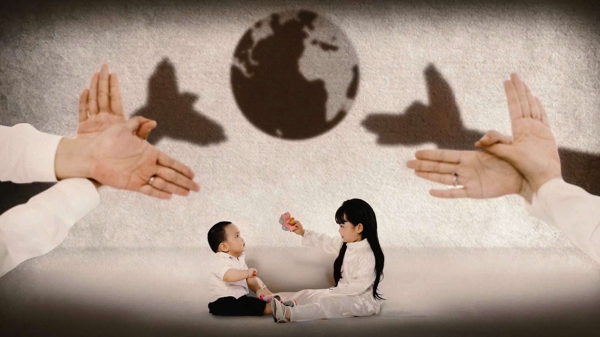Việt Nam hôm nay/ Nằm giữa lòng thế giới/ Nằm trong tim nhân loại/ Nằm trên con đường dẫn ta tới giá trị Con Người...(Trường ca Mặt đường khát vọng – Nguyễn Khoa Điềm)