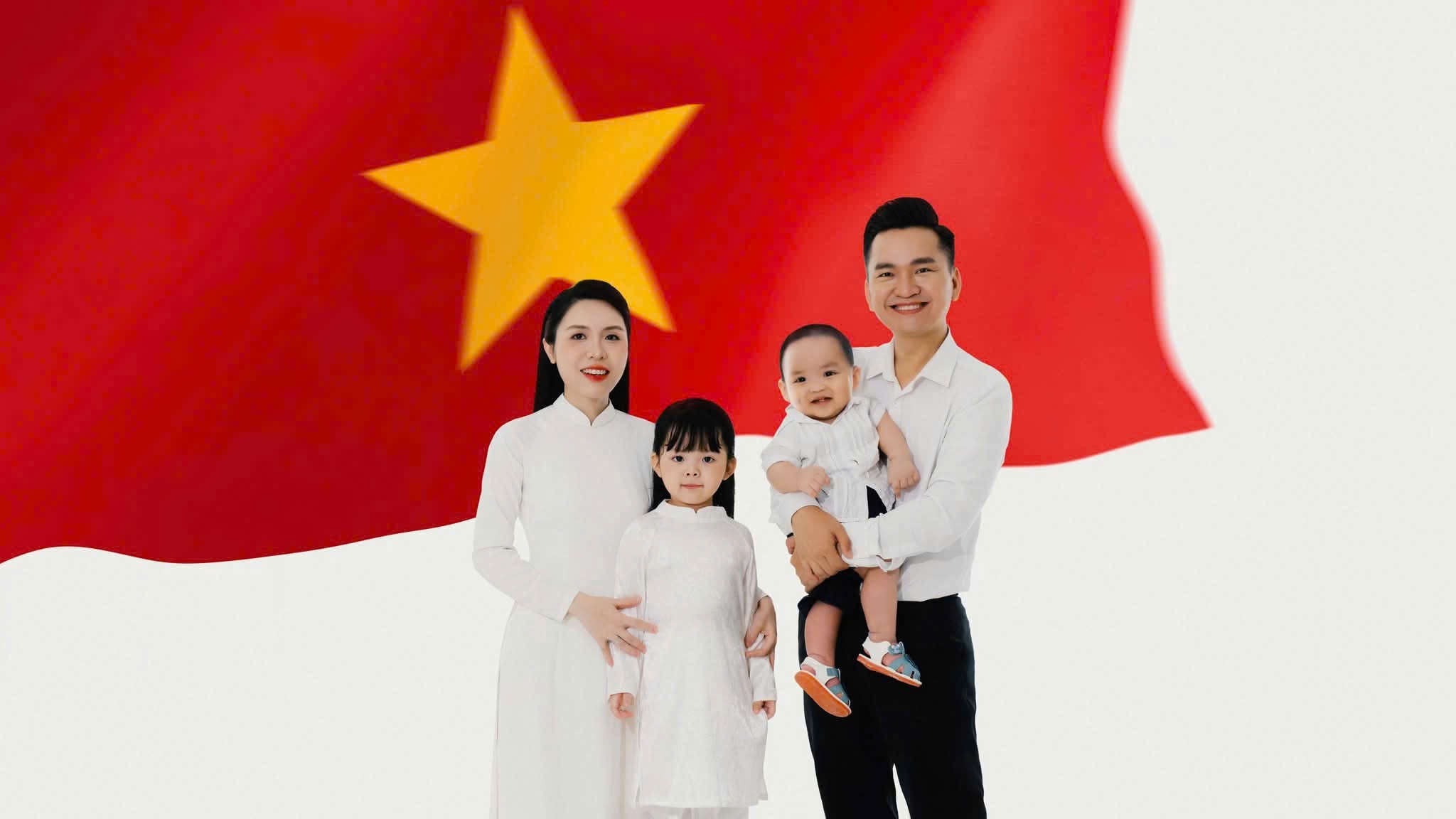 Cho con hỏi nhé/ Đất nước là gì/ Vẽ bằng bút chì/ Có vừa trang giấy?/ Làm sao để thấy/ Núi cao thế nào/ Biển rộng là bao /Cách nào đo nhỉ?/ Hay là con nghĩ/ Đất nước trong nhà/ Là mẹ là cha/ Là cờ Tổ quốc?/ Vần thơ con thuộc/ Bài văn con làm/ Tiếng Việt dịu dàng/ Có là đất nước?/ Là đường con bước/ Là sông con bơi/ Là cánh chim trời/ Là vầng mây trắng?/ Mặt trời khoe nắng/ Cho ngày đẹp hơn/ Mọi điều giản đơn/ Cộng thành đất nước. (Đất nước là gì? – Huỳnh Mai Liên).