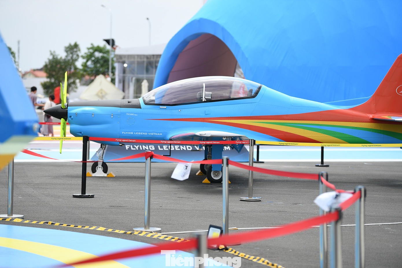 Bên cạnh chuyên cơ chở Bác Hồ và máy bay A320, điểm nhấn khiến nhiều người dừng lại lâu nhất tại Triển lãm chính là hai máy bay chiếc Tucano - R, đây sản phẩm hàng không do chính bàn tay, khối óc người Việt chế tạo.