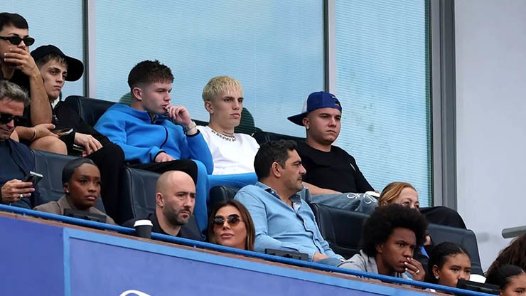 Garnacho ngồi trên khán đài sân Stamford Bridge