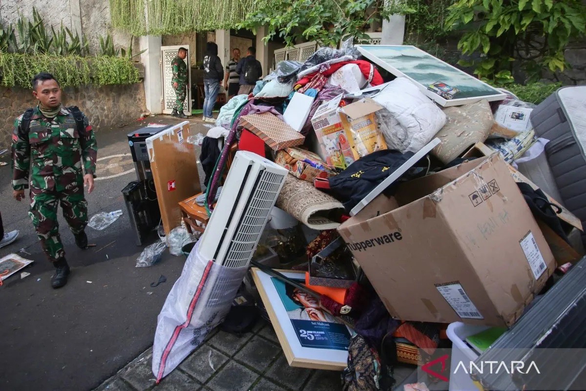 Quân đội bảo vệ nhà riêng của Bộ trưởng Sri Mulyani Indrawati (ảnh: Antara)