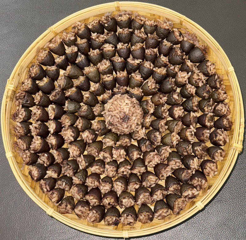 Món xôi trám được làm cầu kì của mẹ đảm Hà Nội. (Ảnh: Bảo An)