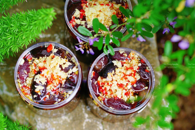 Món trám đen ngâm mắm tỏi ớt thành phẩm có thể bảo quản được 6 tháng trong ngăn mát tủ lạnh. (Ảnh: Thu Trang Nguyễn)