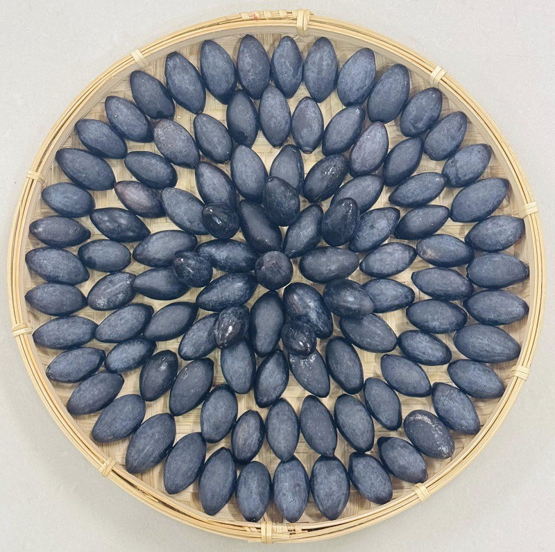 Quả trám đen được chị An mua với giá 140 nghìn đồng, chưa kể phí ship. (Ảnh: Bảo An)