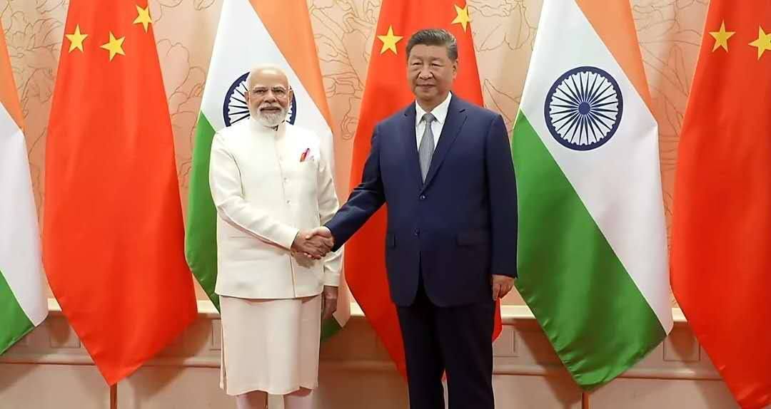 Ông Tập gặp ông Modi ở Thiên Tân (ảnh: X/China_Amb_India)