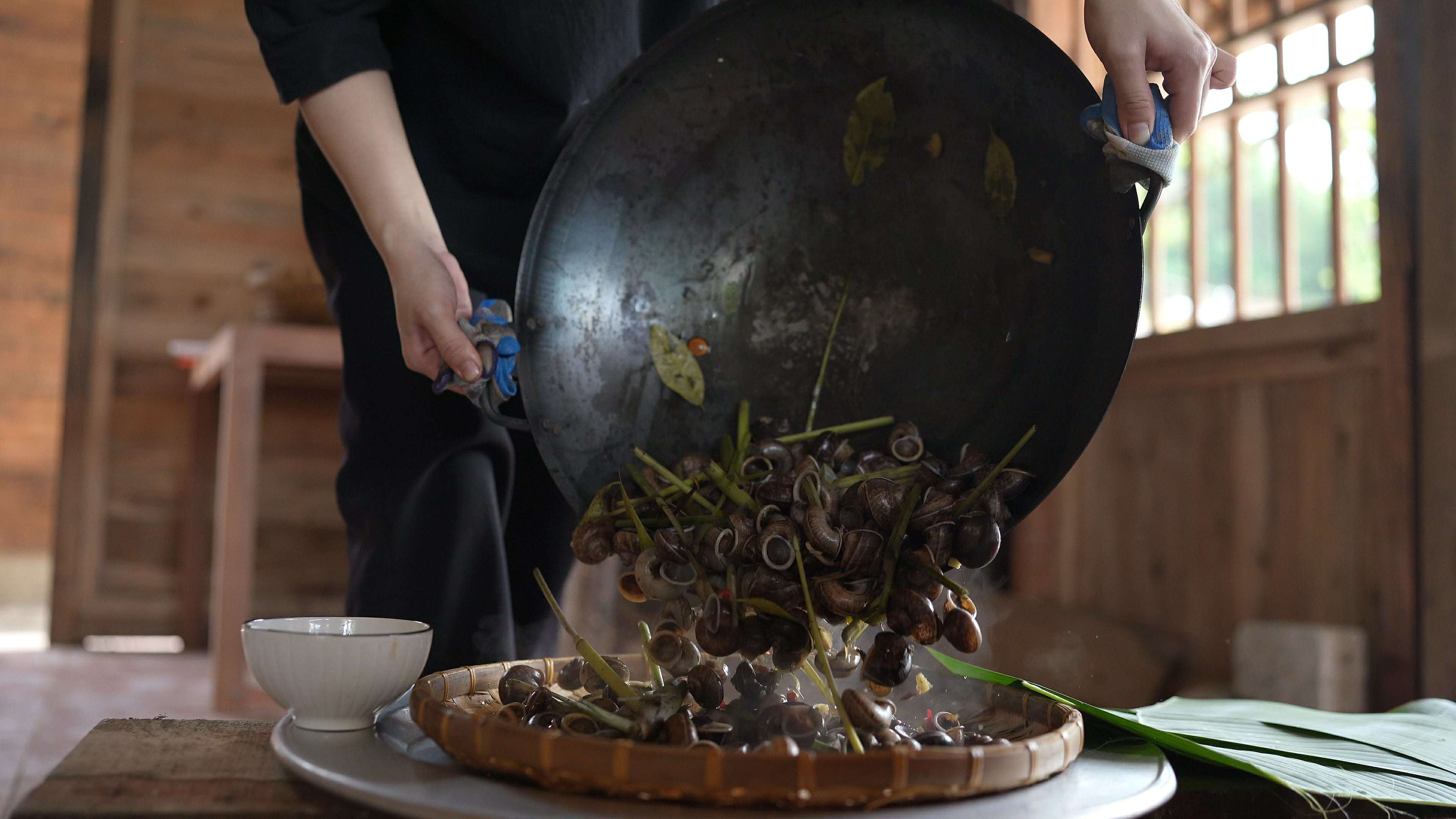 Ốc núi có thể chế biến thành nhiều món: hấp gừng, xào sả ớt, trộn gỏi... (Ảnh: Lê Thị Thuỷ)