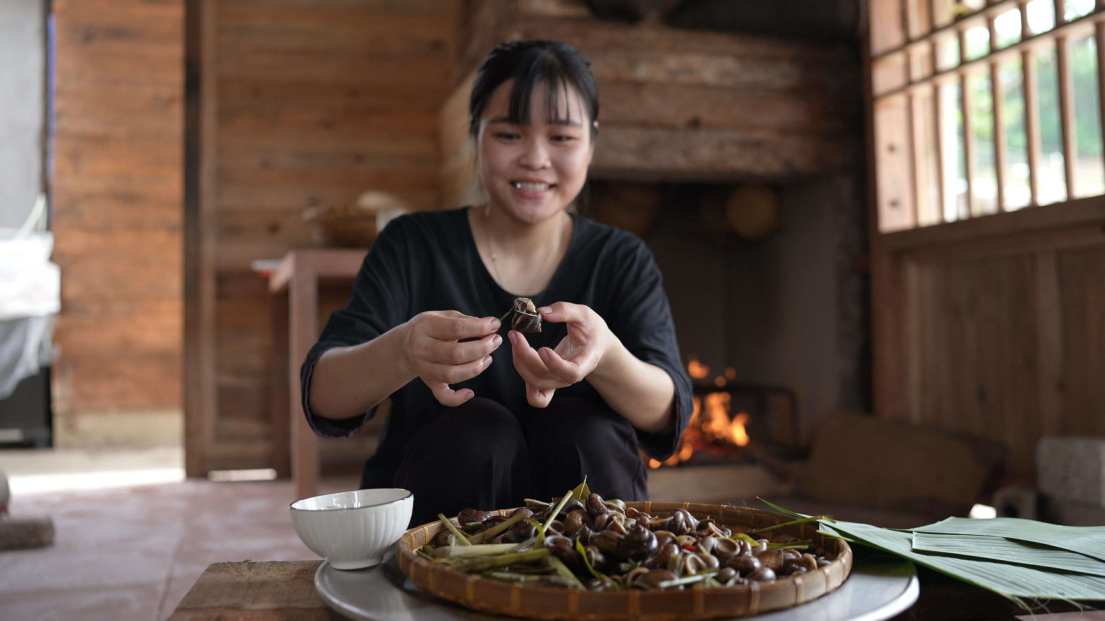  Không chỉ là “lộc rừng” ban tặng cho người dân vùng sơn cước, ốc núi còn được mọi người coi như một vị thuốc quý tốt cho xương khớp. Vì vậy, hiện tại ốc núi tại quê chị Thuỷ đang bán với giá 120 nghìn đồng/kg. Tại Hà Nội, giá ốc núi đang được rao bán với giá từ 160-190 nghìn đồng/kg. (Ảnh: Lê Thị Thuỷ)