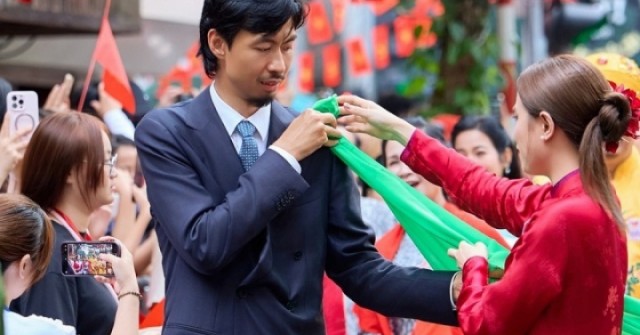 Đen - Hoàng Thùy Linh được khen "như chụp hình ...
