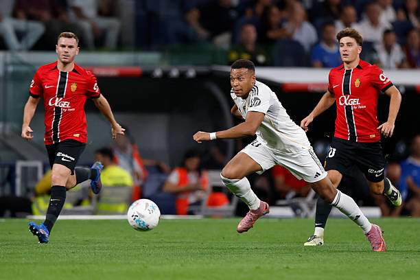 Giờ không còn có thể nói Mbappe lười pressing và phòng ngự, anh thậm chí có phần hăng hái hơn các tiền đạo khác